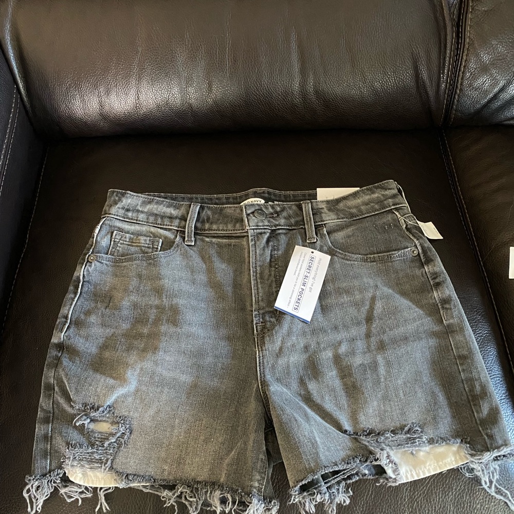 High-rise 3.5” inseam black/gray denim short NWT size 10. - secret slim pockets